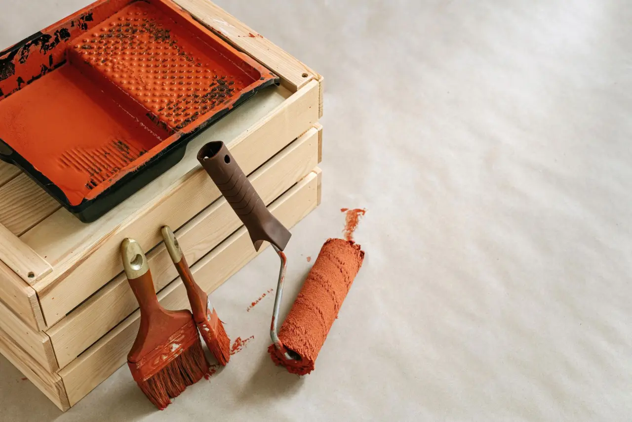 Pinceaux, rouleaux et outils de peinture rangés sur un plan de travail